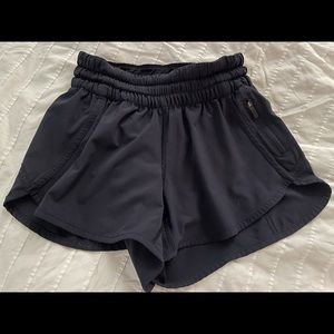 EUC Lululemon 4” Tracker shorts in navy